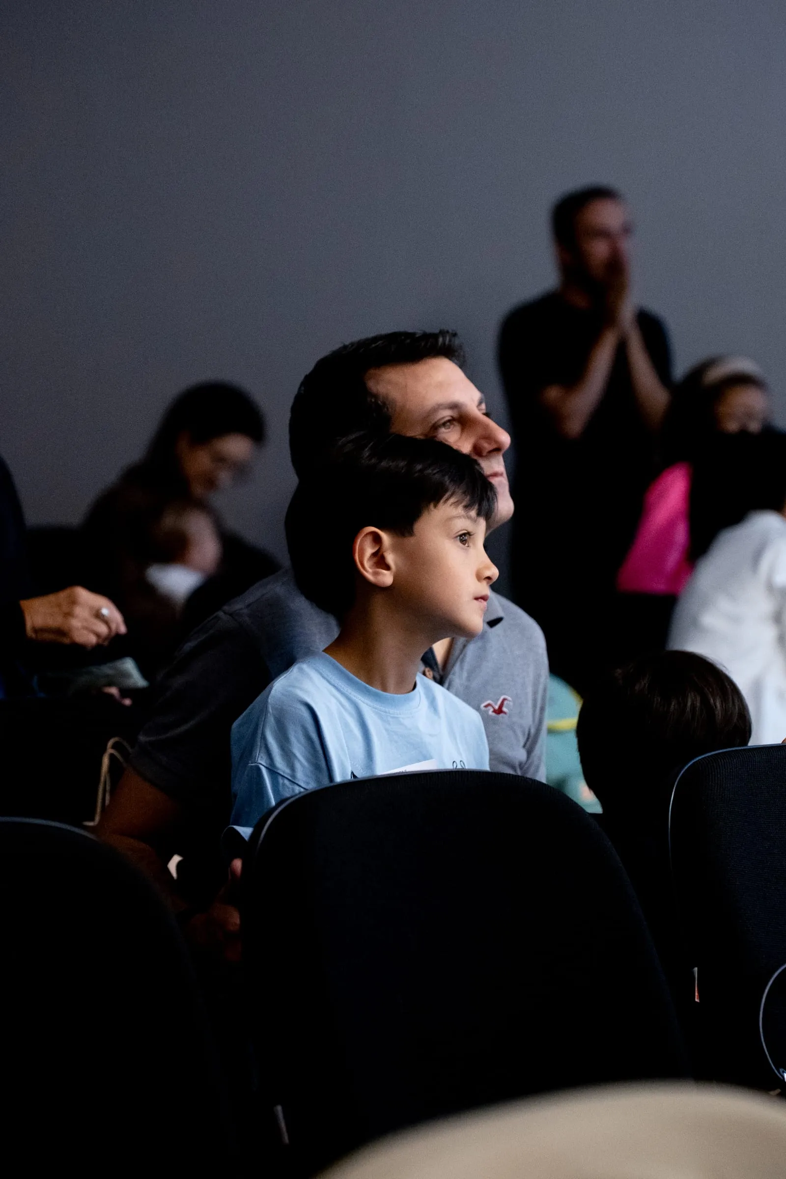 Pai e filho lado a lado durante o culto
