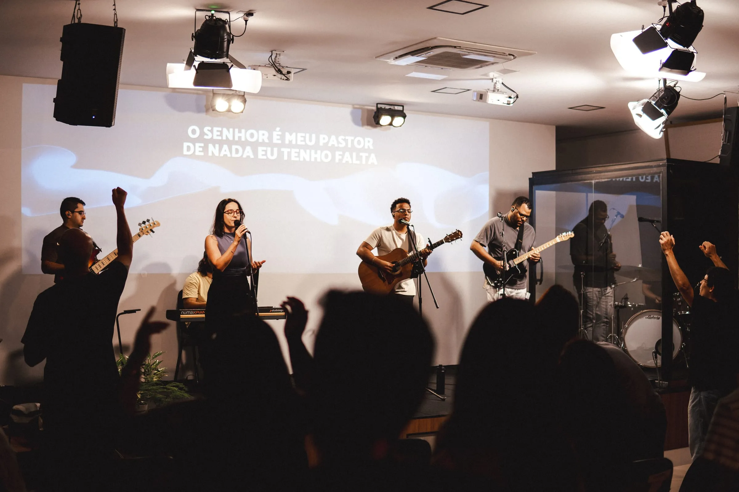 Banda tocando durante o culto de domingo