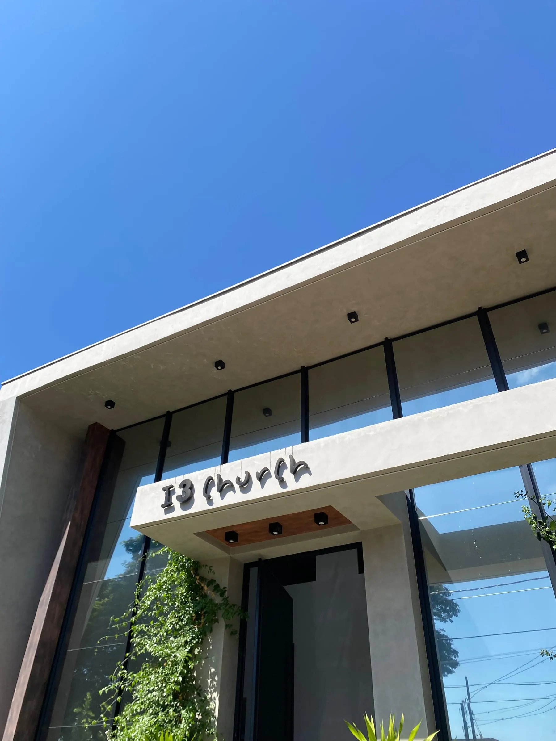 Fachada da i3 church, com o letreiro sobre a entrada