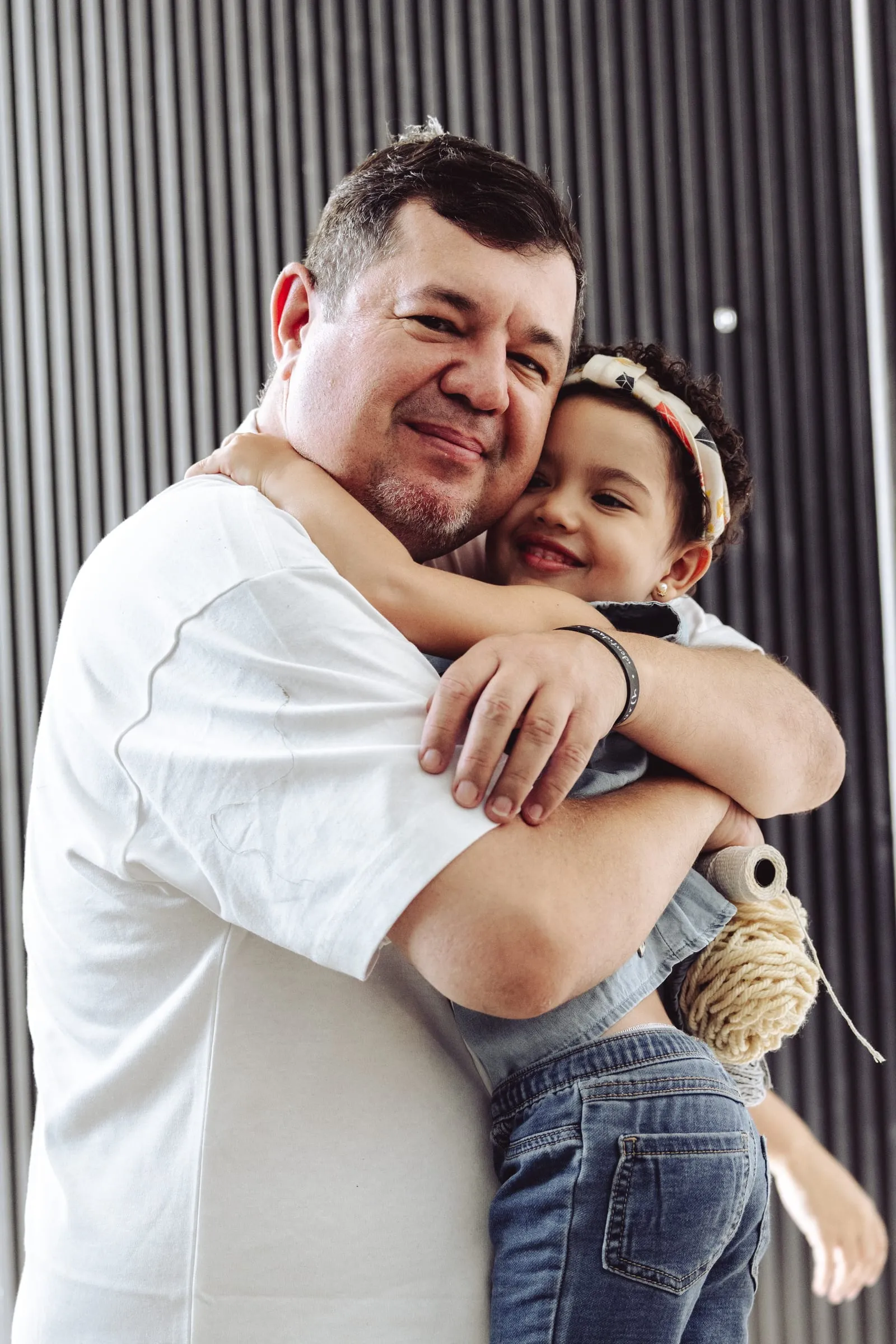 Pai abraçando a filha durante o culto