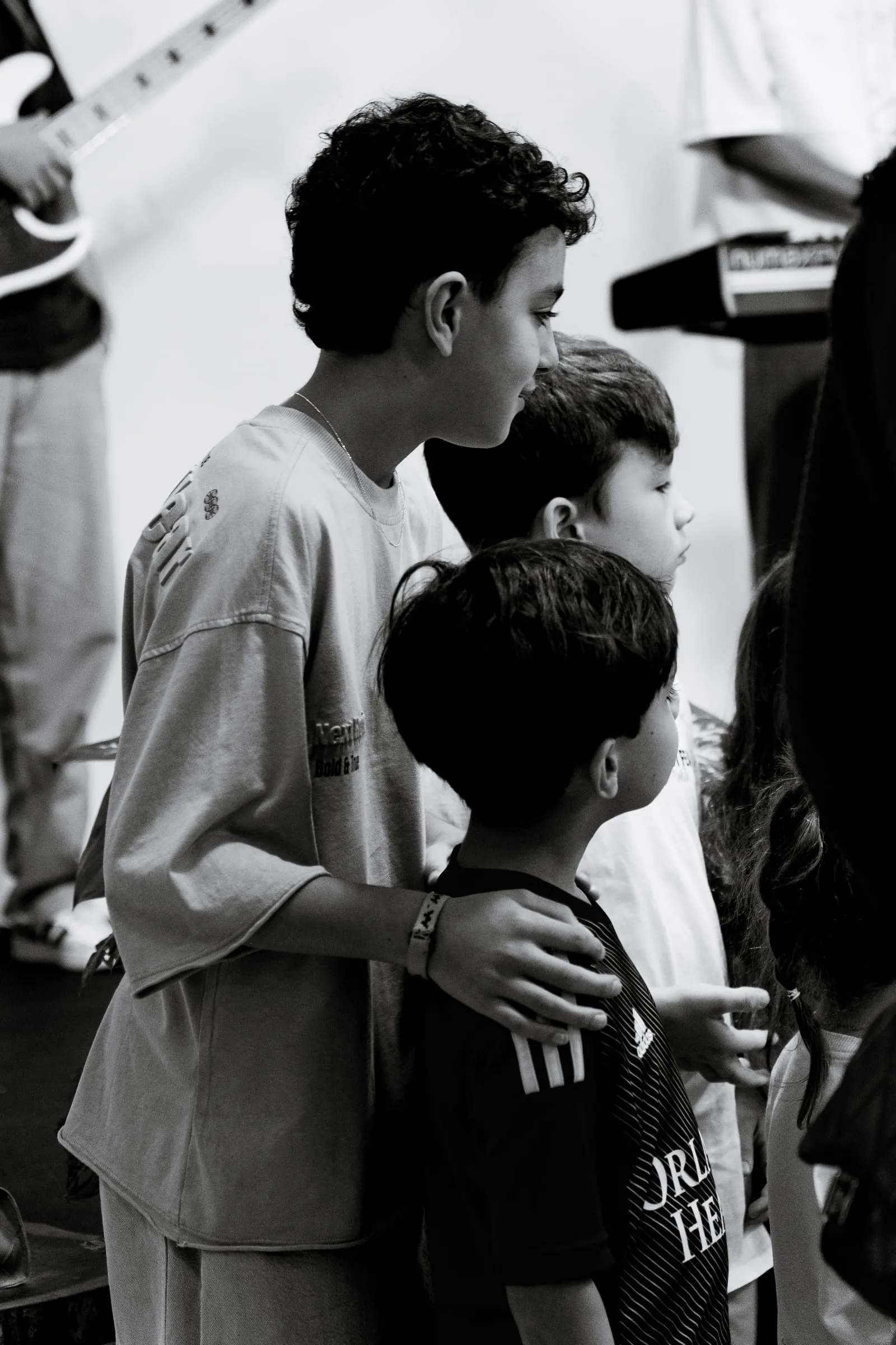 Dois meninos abraçados no ministério infantil