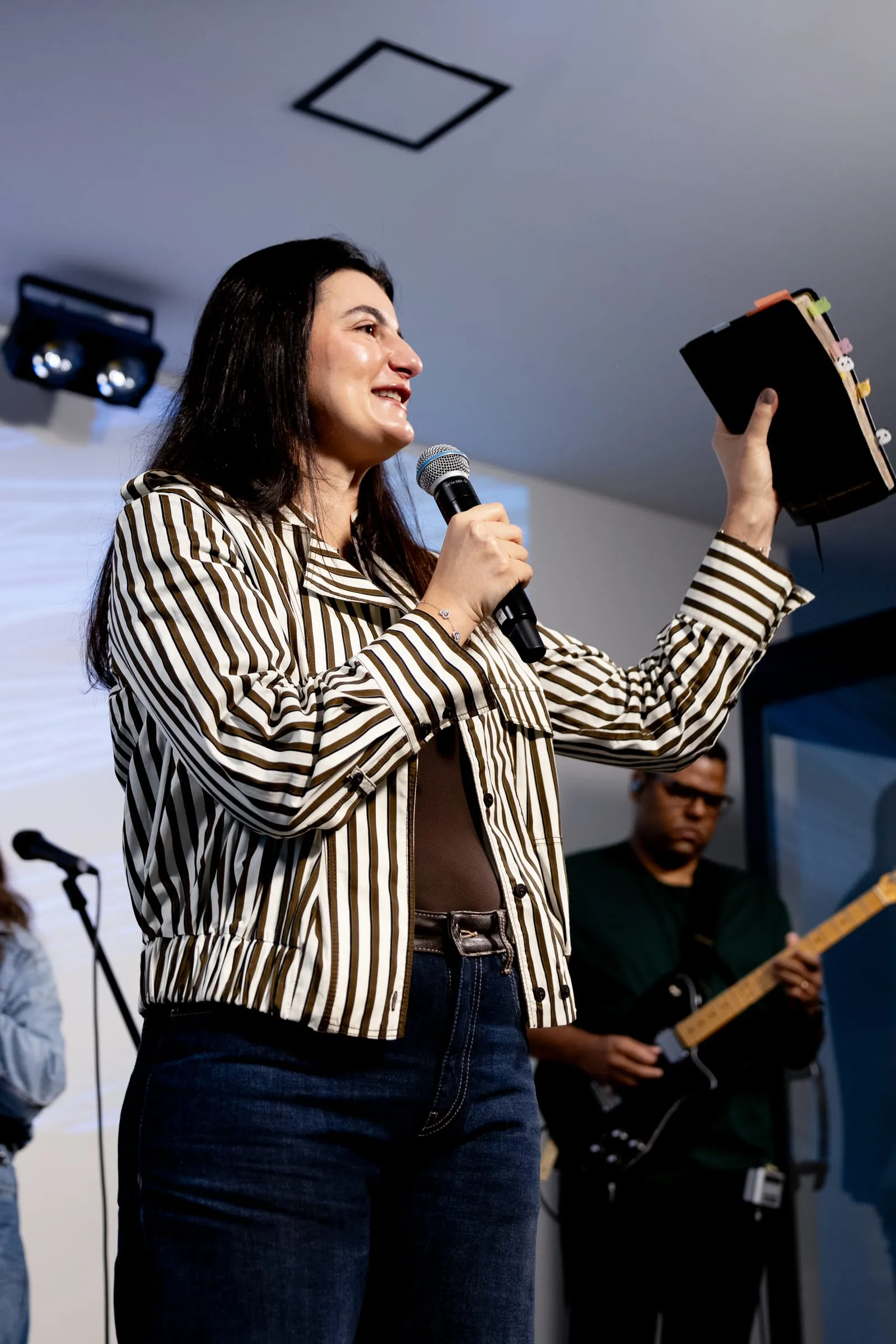 Ministração de louvor com a banda ao fundo
