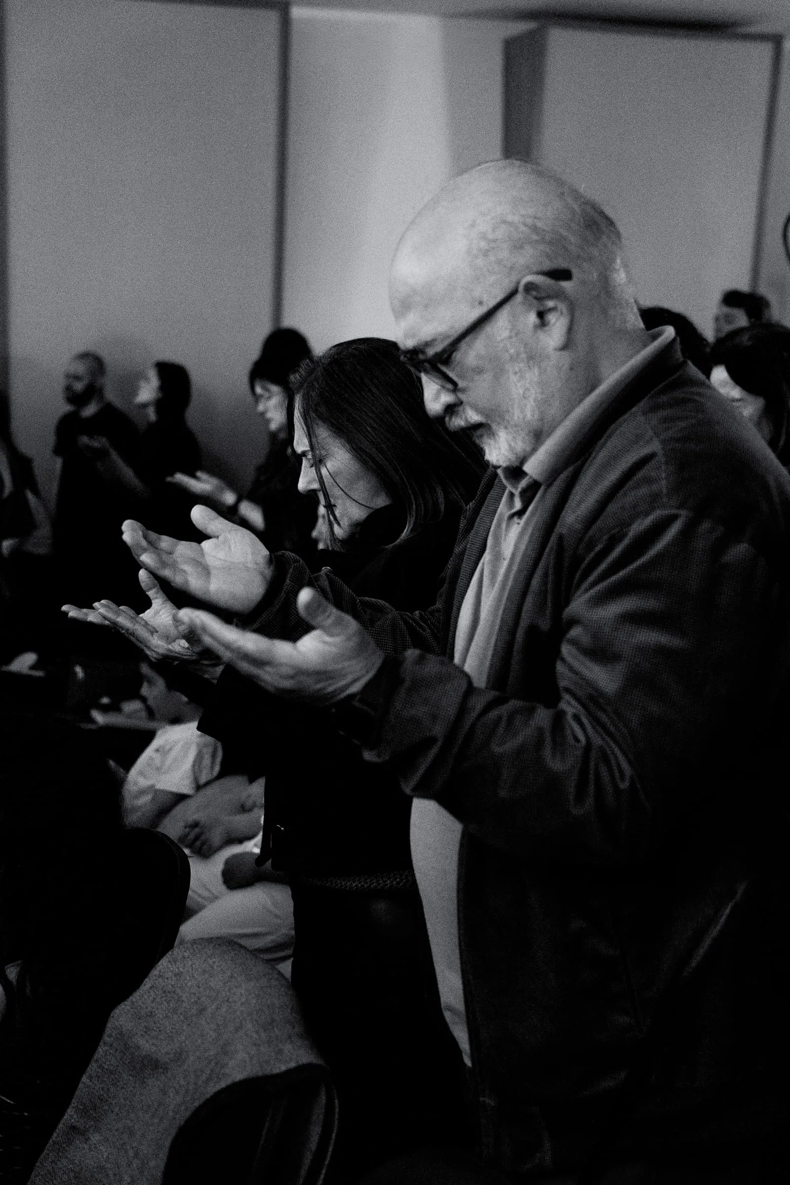 Pessoas em oração durante o culto