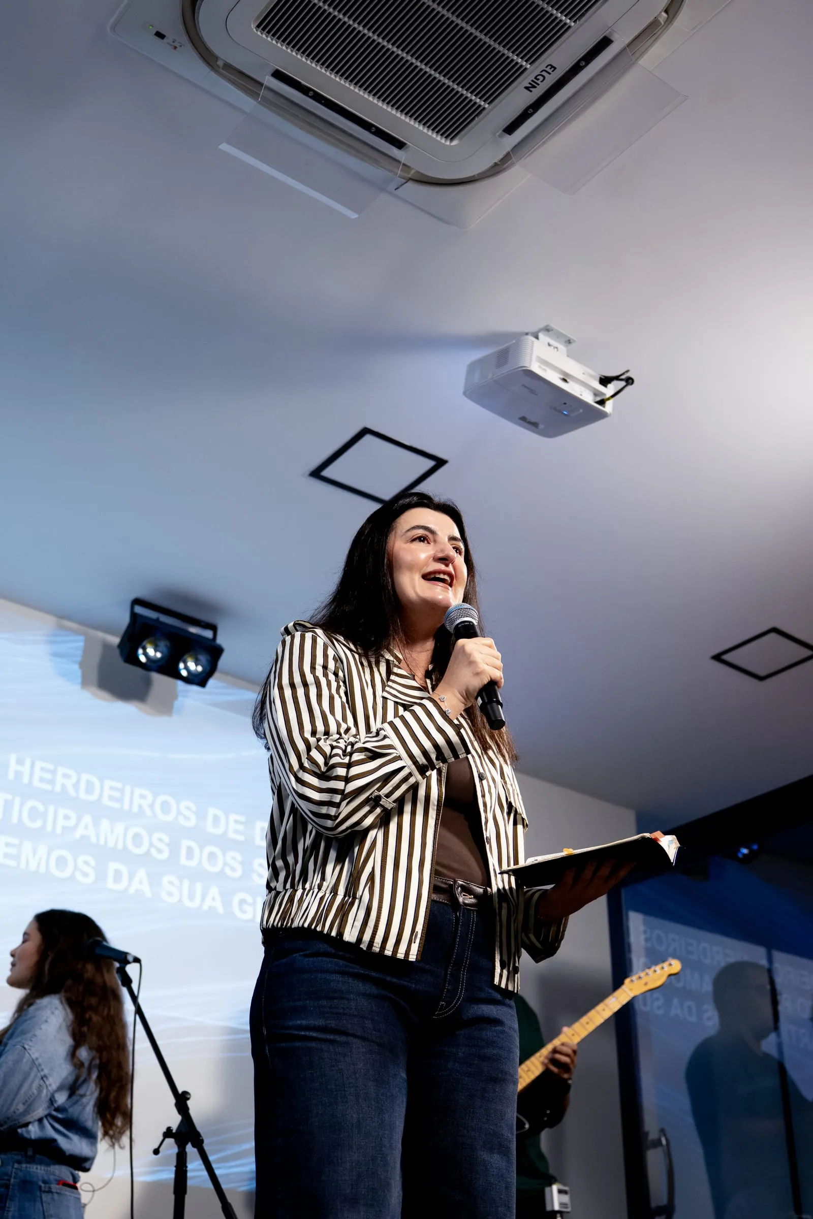 Pregação com um versículo projetado ao fundo